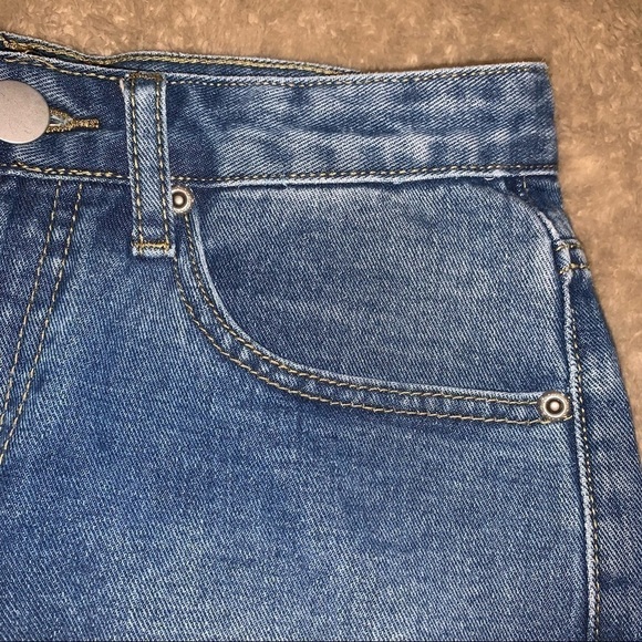 Boohoo Frayed Raw Hem Denim Mom Shorts Size 4 - Picture 5 of 10